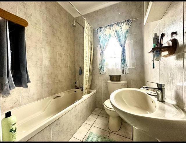 3 BEDROOM HOUSE FOR SALE IN BERGZICHT